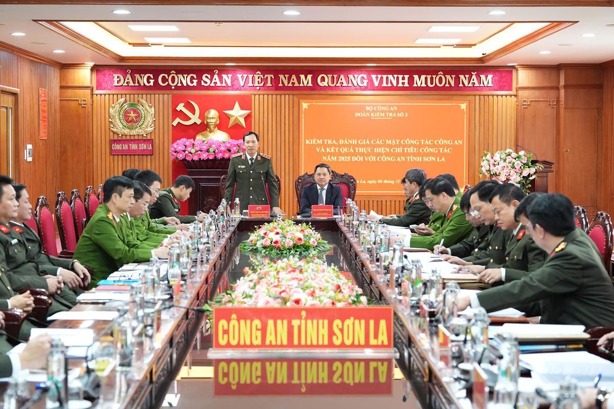 Đoàn kiểm tra số 03 kiểm tra, đánh giá các mặt công tác Công an và kết quả thực hiện chỉ tiêu công tác năm 2025 tại Công an tỉnh Sơn La. Ảnh: C.T.