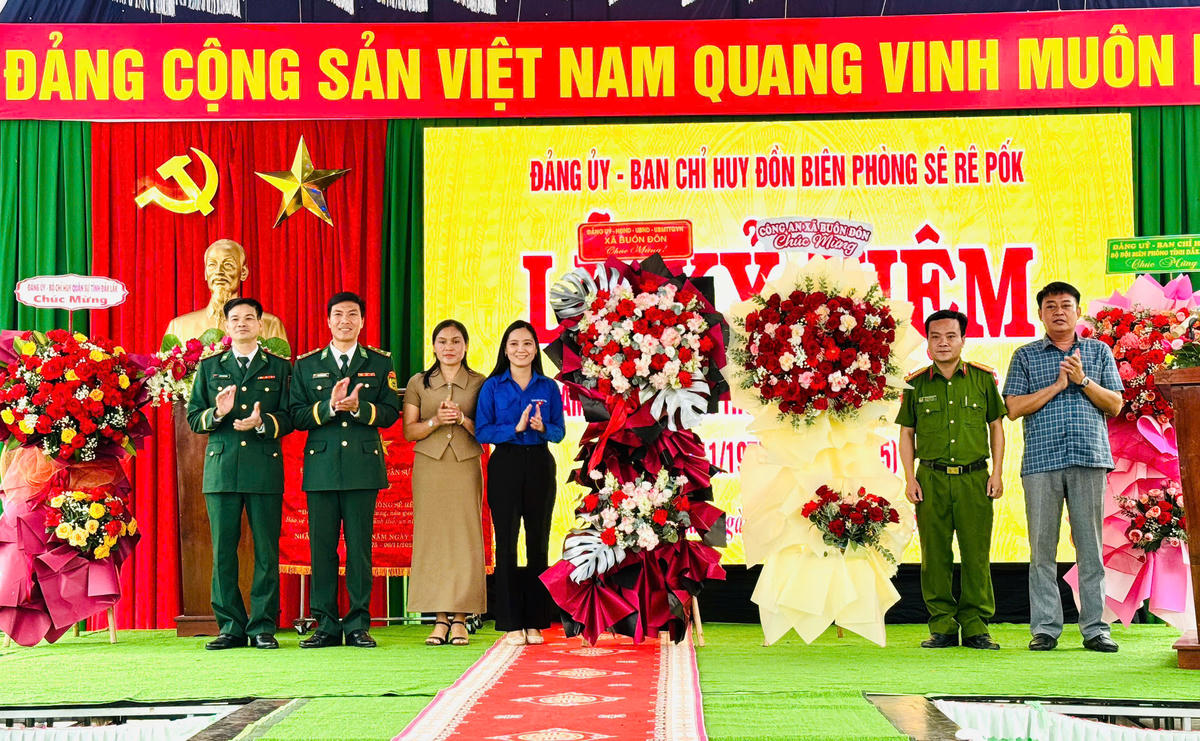 Lãnh đạo xã Buôn Đôn tặng hoa chúc mừng đơn vị. Ảnh: Thanh Nga.
