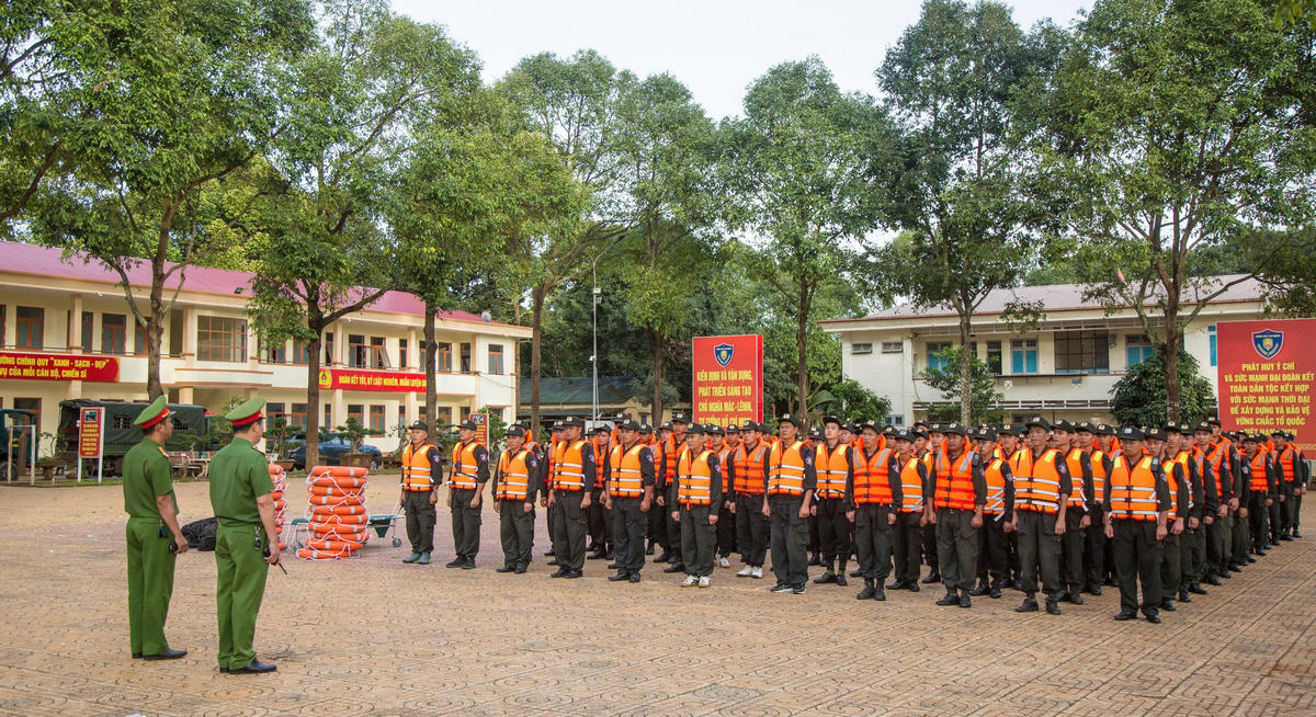 Hơn 300 cán bộ, chiến sĩ CSCĐ được trang bị phương tiện, hành quân đến các địa bàn trọng điểm ở cánh Đông của tỉnh để tăng cường cho lực lượng công an cơ sở. Ảnh: SĐ.