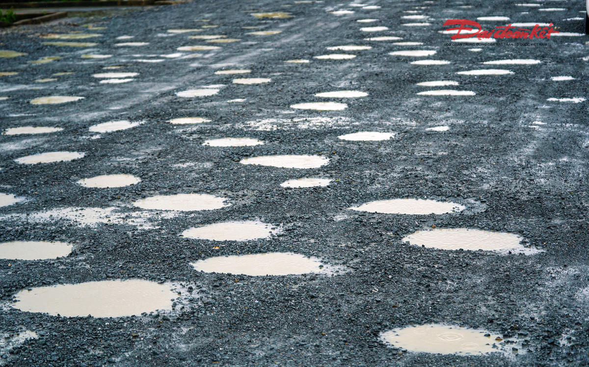 "Chúng tôi đã huy động công nhân và phương tiện ra hiện trường để sửa chữa, song do mưa lớn kéo dài nên toàn bộ lớp mặt vừa thi công bị hư hỏng, xuất hiện nhiều ổ gà, ổ voi. Thời tiết bất lợi khiến đơn vị chưa thể tiếp tục xử lý, thiệt hại cũng rất lớn vì khi nắng ráo phải làm lại toàn bộ các công đoạn từ đầu”, ông Hà Đức Nhanh nói.&nbsp;