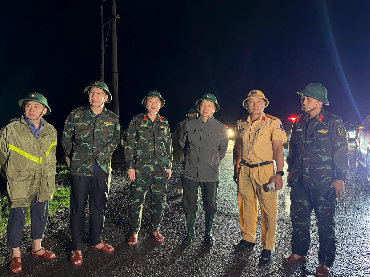 Phó Thủ tướng Trần Hồng Hà (ở giữa) kiểm tra thiệt hại do bão số 13 gây ra. Ảnh: CV.