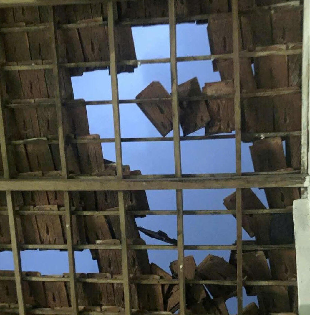 Lốc xoáy làm tốc mái nhà dân ở thôn Vinh Phú. Ảnh: CV.