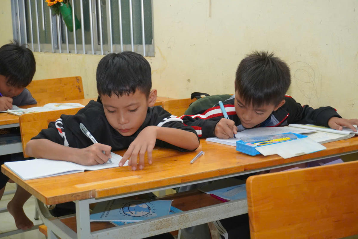 Chung tay xóa mù chữ nơi vùng biên