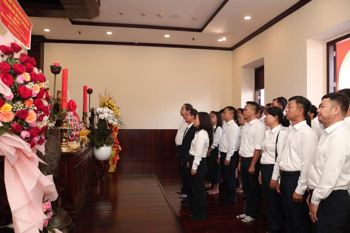 Dâng hương tại Bảo tàng Hồ Chí Minh.