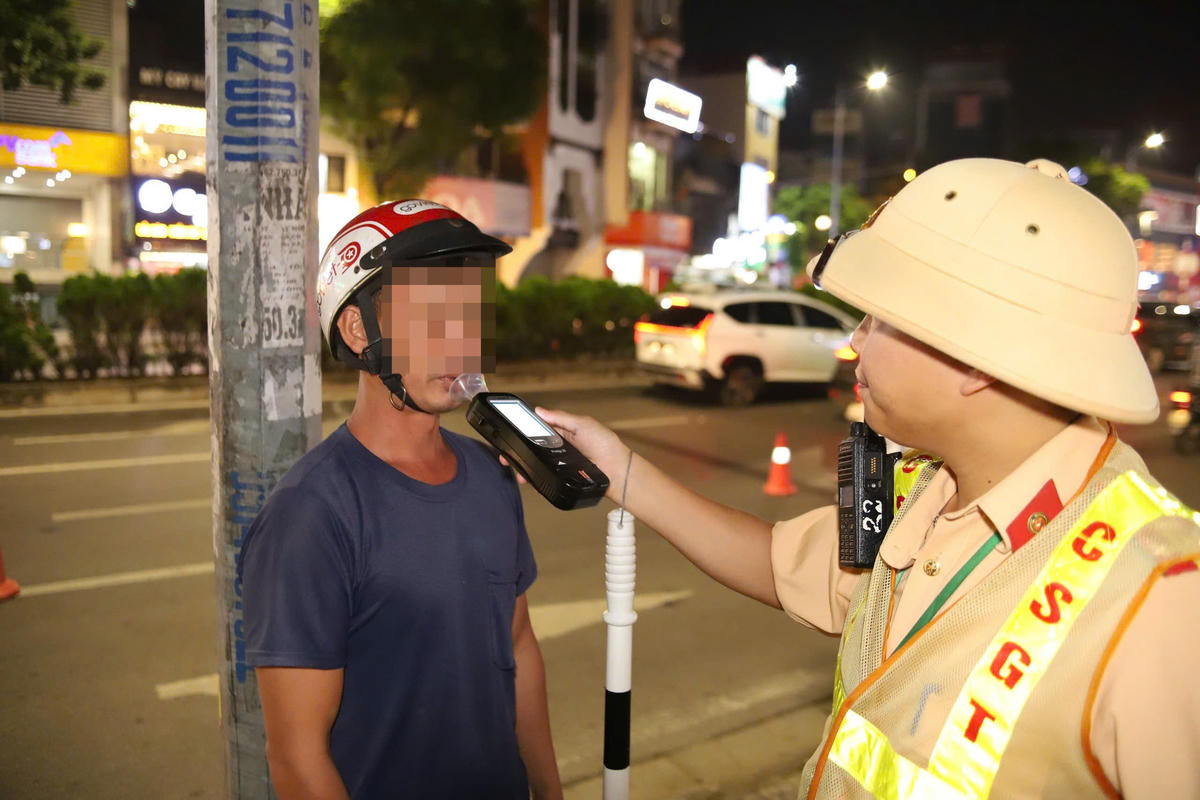 Lực lượng CSGT Hà Nội kiểm tra nồng độ cồn. Ảnh: Lê Khánh.
