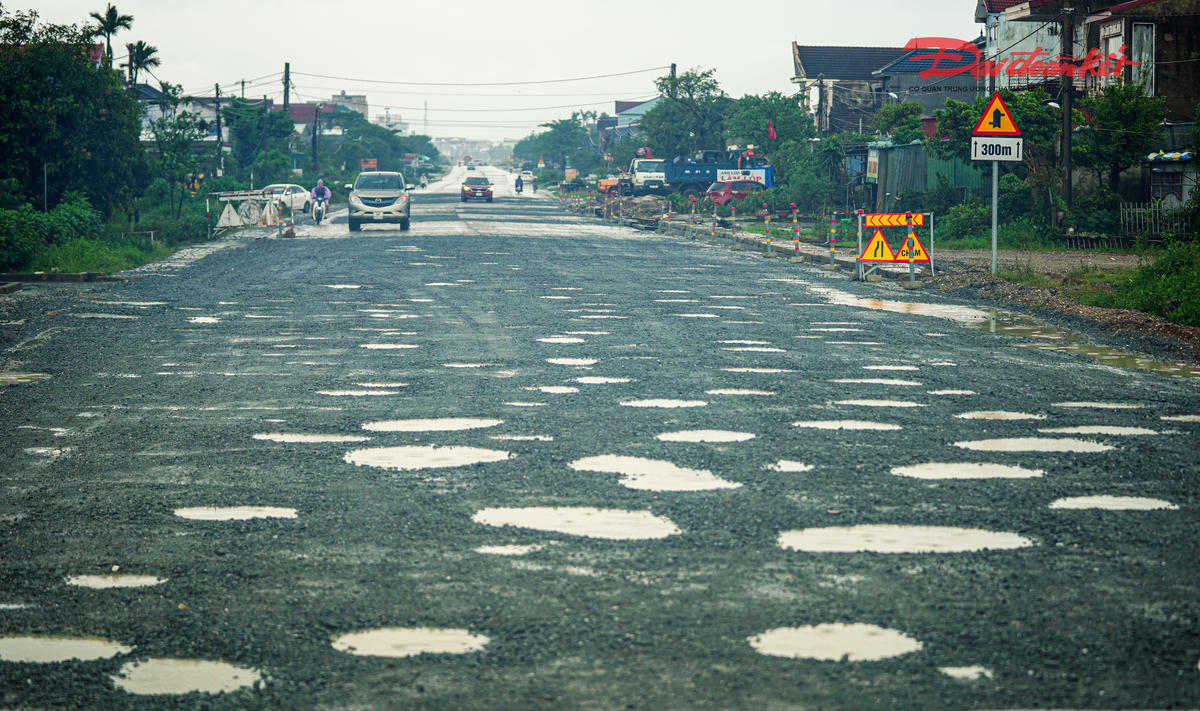 Với việc lưu lượng phương tiện tăng lên qua từng năm, mặt đường quốc lộ 1 qua xã Kỳ Khang ngày càng bị hư hỏng, xuống cấp nghiêm trọng. Dù đơn vị quản lý đã thực hiện công tác duy tu, bảo dưỡng thường xuyên nhưng tình trạng hư hỏng vẫn tái diễn. Chính quyền địa phương và người dân đã nhiều lần kiến nghị các cấp có thẩm quyền sớm đầu tư nâng cấp đoạn tuyến này để đảm bảo an toàn giao thông. Ảnh: Cẩm Kỳ&nbsp;