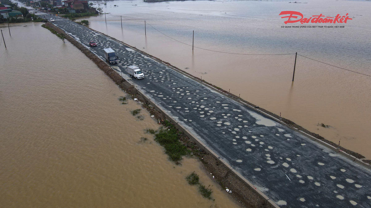 "Những ngày mưa lớn, mặt đường hư hỏng khiến việc điều khiển phương tiện đi lại khó khăn hơn, đặc biệt khi phải tránh xe ngược chiều hoặc qua đoạn ngập nước. Nếu không quen đường, tài xế phải hết sức chú ý mới tránh được những đoạn sụt lún”, anh Nguyễn Văn Cường, tài xế xe tải nói.