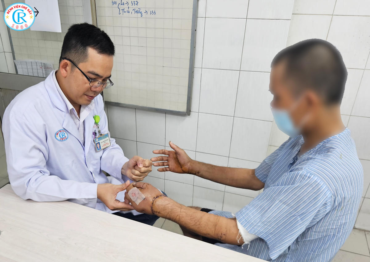 Sau phẫu thuật nối tay, sức khỏe bệnh nhân đã ổn định. Ảnh: BV