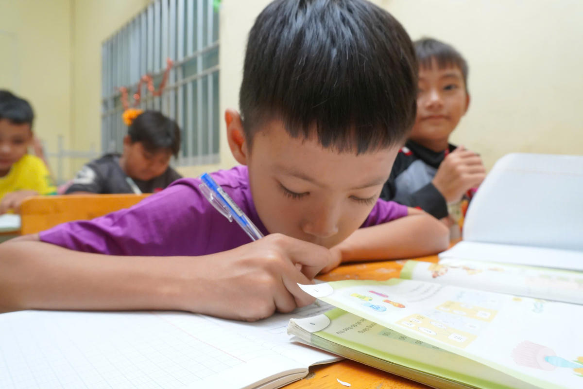 Những đứa trẻ từ ngày đầu còn e dè khi bước vào lớp giờ đã biết đọc, biết viết. Ảnh: V.H.