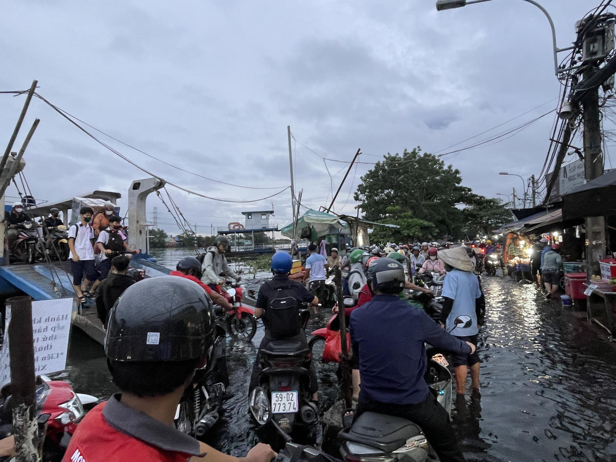 Khu vực phà Phú Định ùn tắc vì ngập nước, kẹt phà. Hàng trăm người dân ngao ngán chờ đợi cho nước xuống. Ảnh: Đ.Xá.