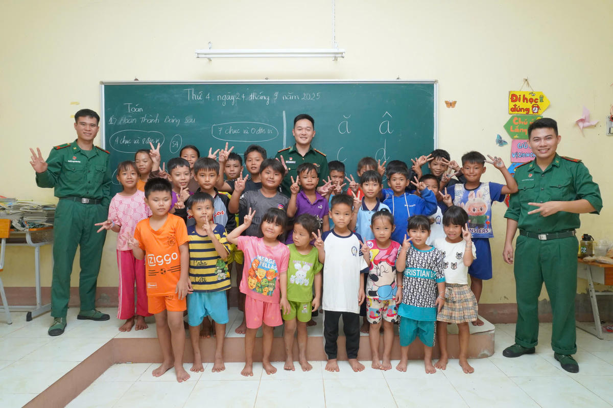 Lớp học không chỉ mang lại tri thức, mà còn khẳng định tinh thần “không để ai bị bỏ lại phía sau”. Ảnh: V.H.