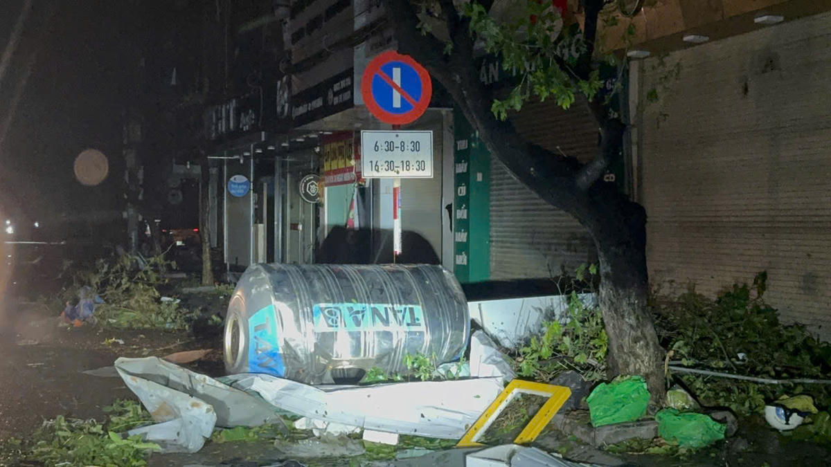 Cây cối, đồ đạc bị thổi bay ra đường phường Quy Nhơn Đông. Ảnh: Đình Sang.