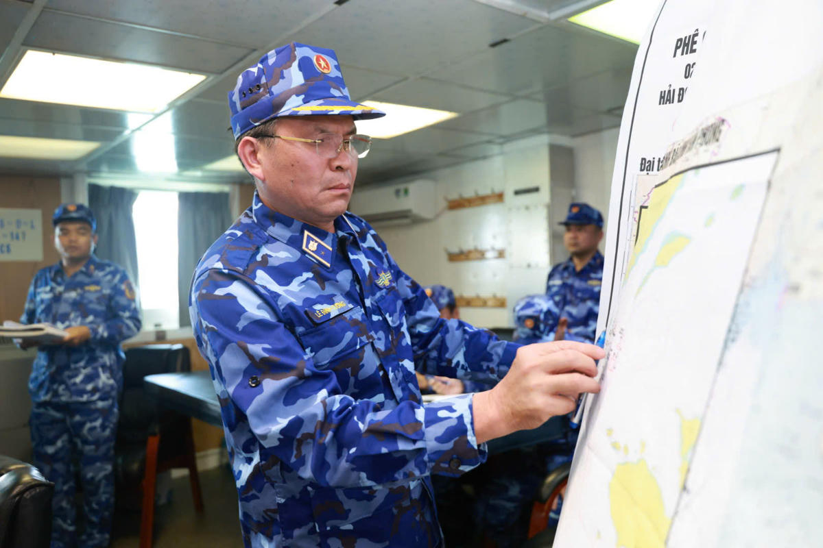 Thiếu tướng Lê Đình Cường - Tư lệnh Cảnh sát biển Việt Nam làm Trưởng đoàn đã đến kiểm tra công tác phòng, chống và ứng phó với bão. Ảnh: Đức Định.
