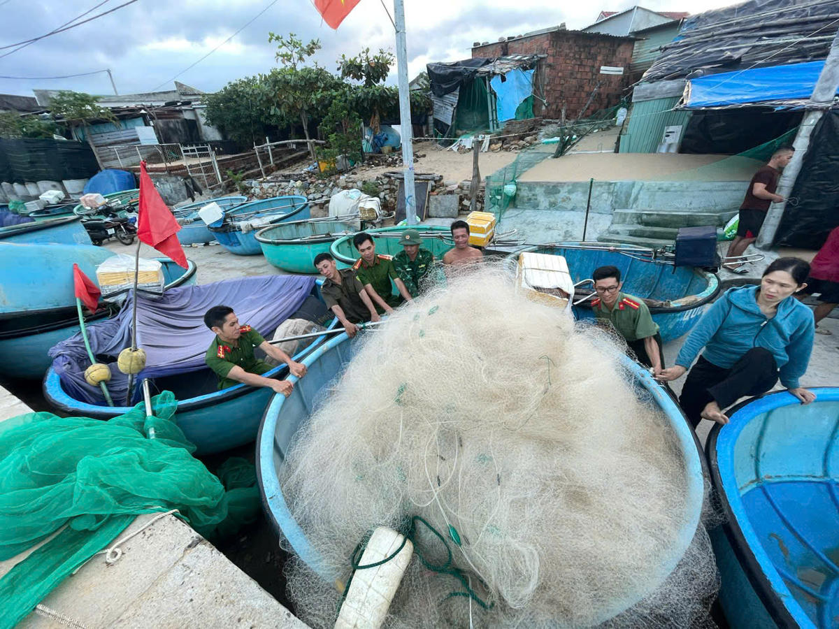 Lực lượng Công an đã di chuyển hàng trăm tàu thuyền, lồng bè nuôi trồng thủy sản đến nơi neo đậu, trú ẩn an toàn. Ảnh: SĐ.