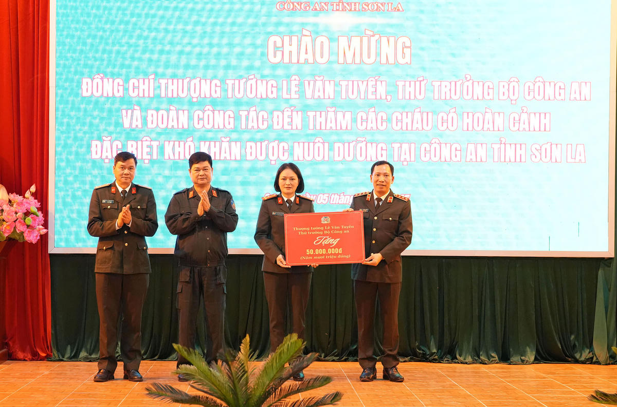 Thứ trưởng Bộ Công an trao tặng các cháu nhỏ có hoàn cảnh khó khăn được nuôi dưỡng tại Công an tỉnh Sơn La số tiền 50 triệu đồng phục vụ cho việc sinh hoạt, học tập. Ảnh: T.H.