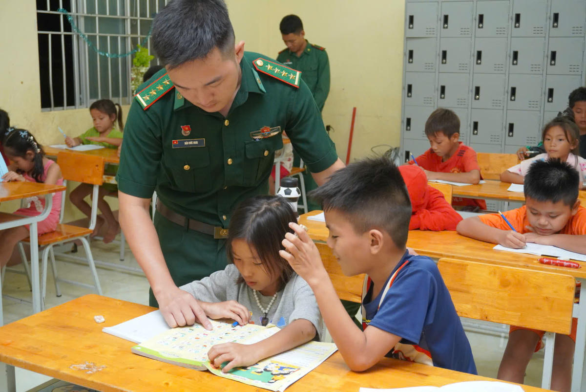 Người lính biên phòng trở thành thầy giáo dạy chữ cho trẻ em vùng biên. Ảnh: V.H.