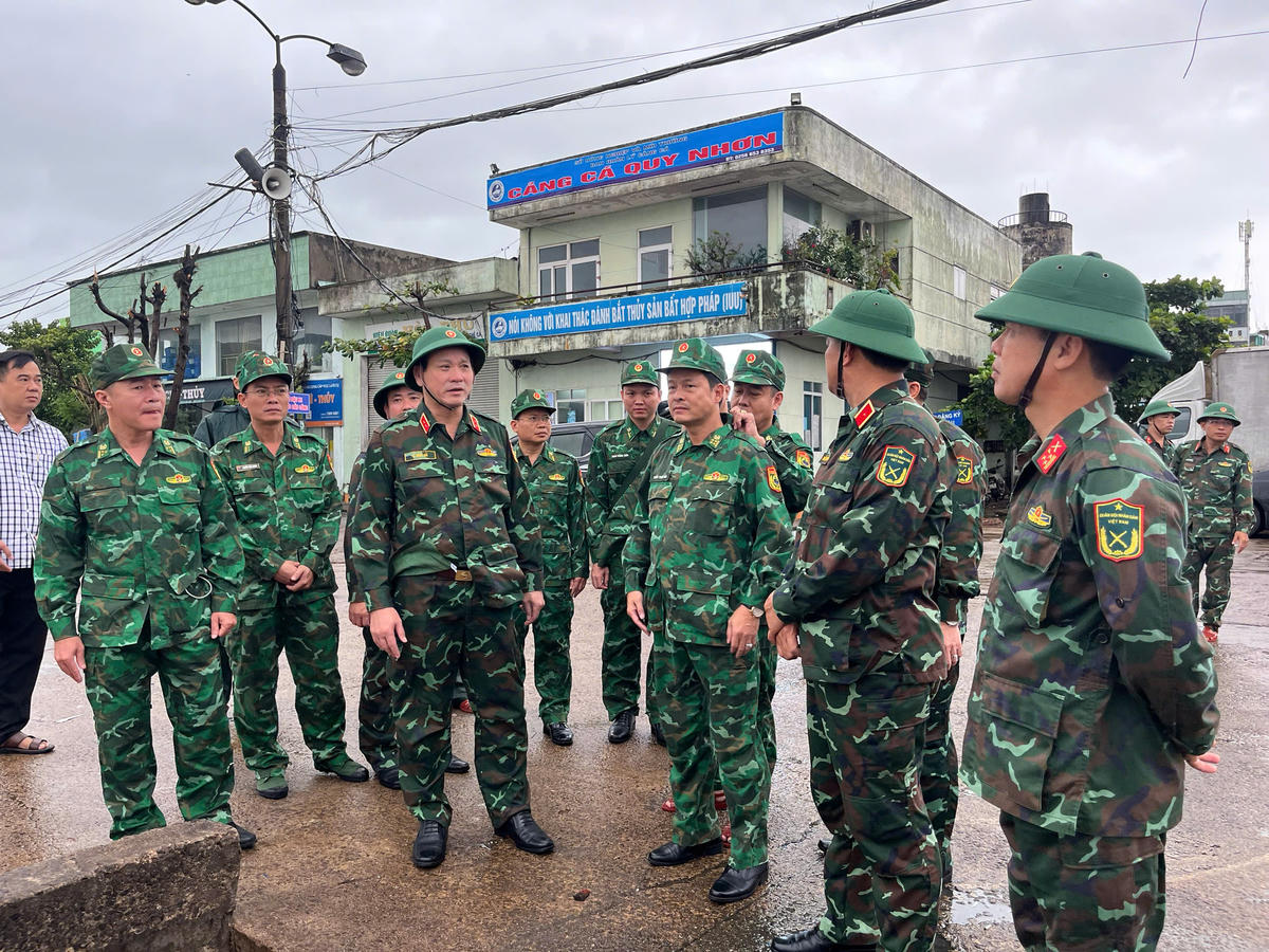 Trung tướng Lê Ngọc Hải (bên trái ) Tư lệnh Quân khu 5 kiểm tra công tác phòng chống bão số 13 tại cảng Quy Nhơn. Ảnh: CV.
