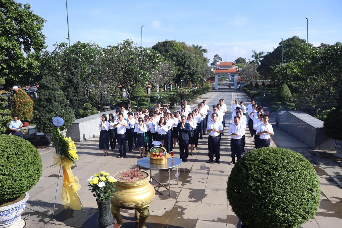 Đoàn đại biểu Công ty Kim khí dâng hương tại Bảo tàng Hồ Chí Minh .