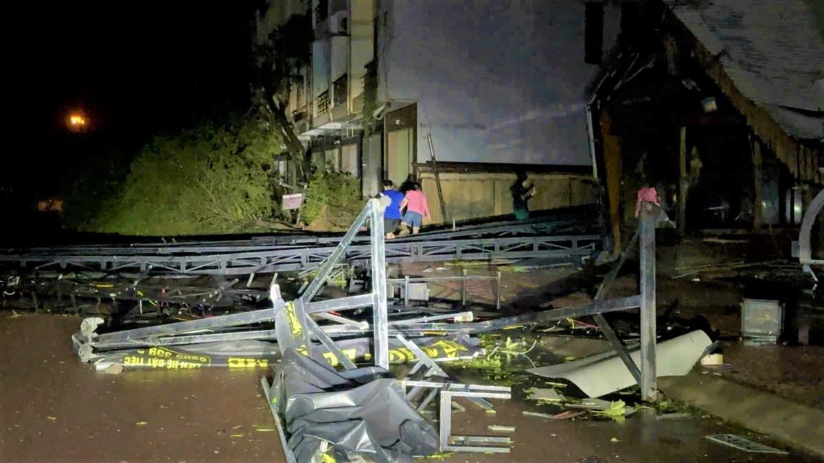 Nhiều bảng hiệu của quán ăn, nhà hàng nằm ngã đổ trên đường tại phường Quy Nhơn sau bão số 13. Ảnh: Tấn Thành.