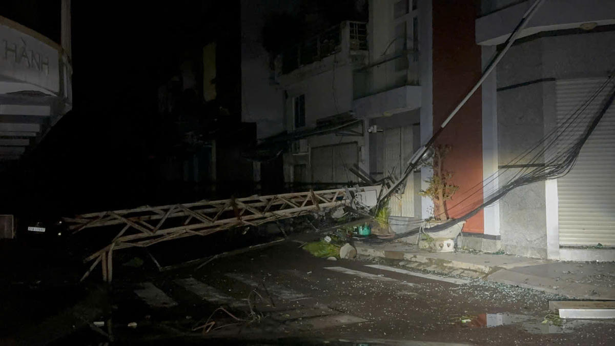 Một số trụ điện trên địa bàn phường Quy Nhơn bị ngã gãy đổ. Ảnh: CV.