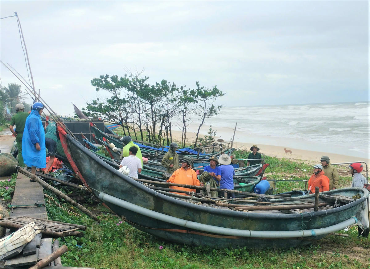 Nhiều ghe thuyền của ngư dân phường Quảng Phú được đưa lên trên bờ kè biển Tam Thanh. Ảnh: Nguyễn Tín.