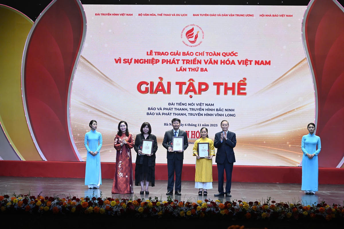 BTC trao giải tập thể. Ảnh: BTC.