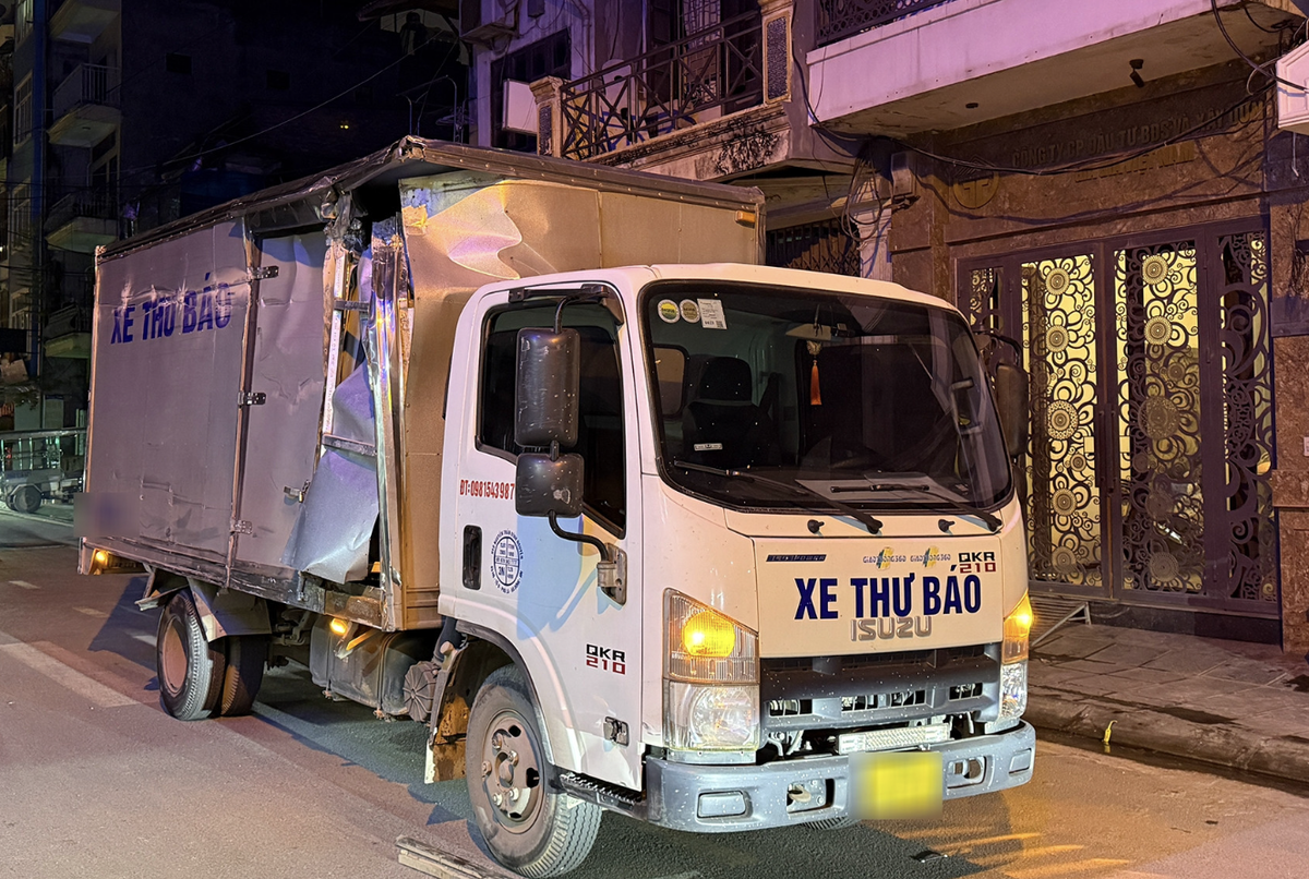 Sau khi gây tai nạn tài xế bỏ lại ô tô tại ngõ 785 Trương Định rồi rời đi. Ảnh: DH.
