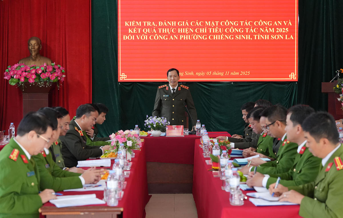 Thượng tướng Lê Văn Tuyến thăm, kiểm tra tại Công an phường Chiềng Sinh. Ảnh" C.T.