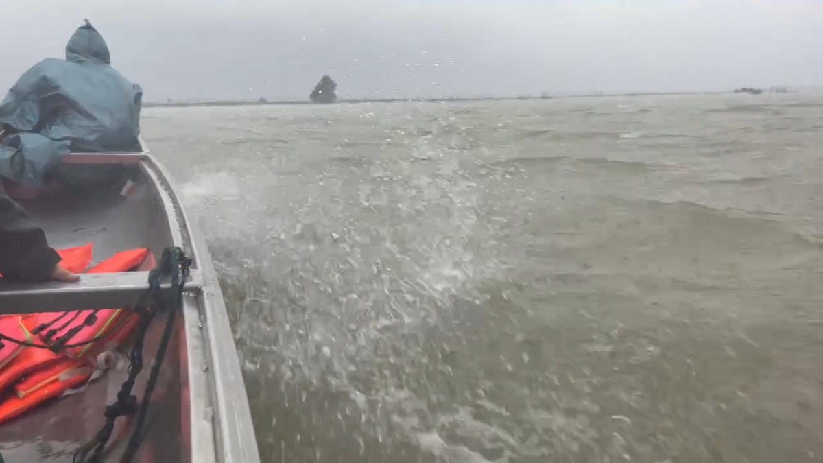 Ông Thơi mong muốn, cấp có thẩm quyền, các cơ quan liên quan, các mạnh thường quân quan tâm, trang bị cho thôn một chiếc ghe lớn hơn để sử dụng trong mùa mưa lũ. Ảnh: NDCC.