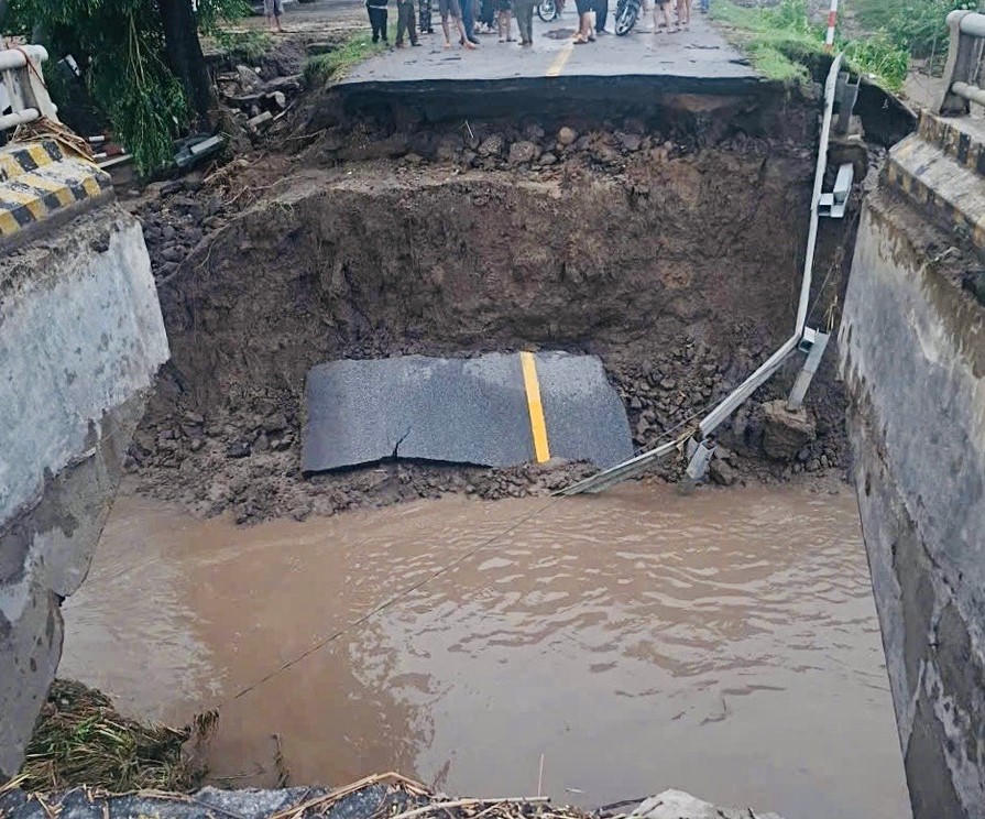 Cầu Kliếc, đoạn qua xã Pờ Tó, tỉnh Gia Lai bị sập đổ. Ảnh: CV.