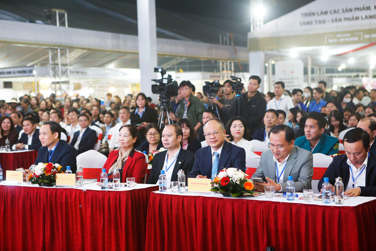 Các đại biểu tham dự Triển lãm. Ảnh: T.B.