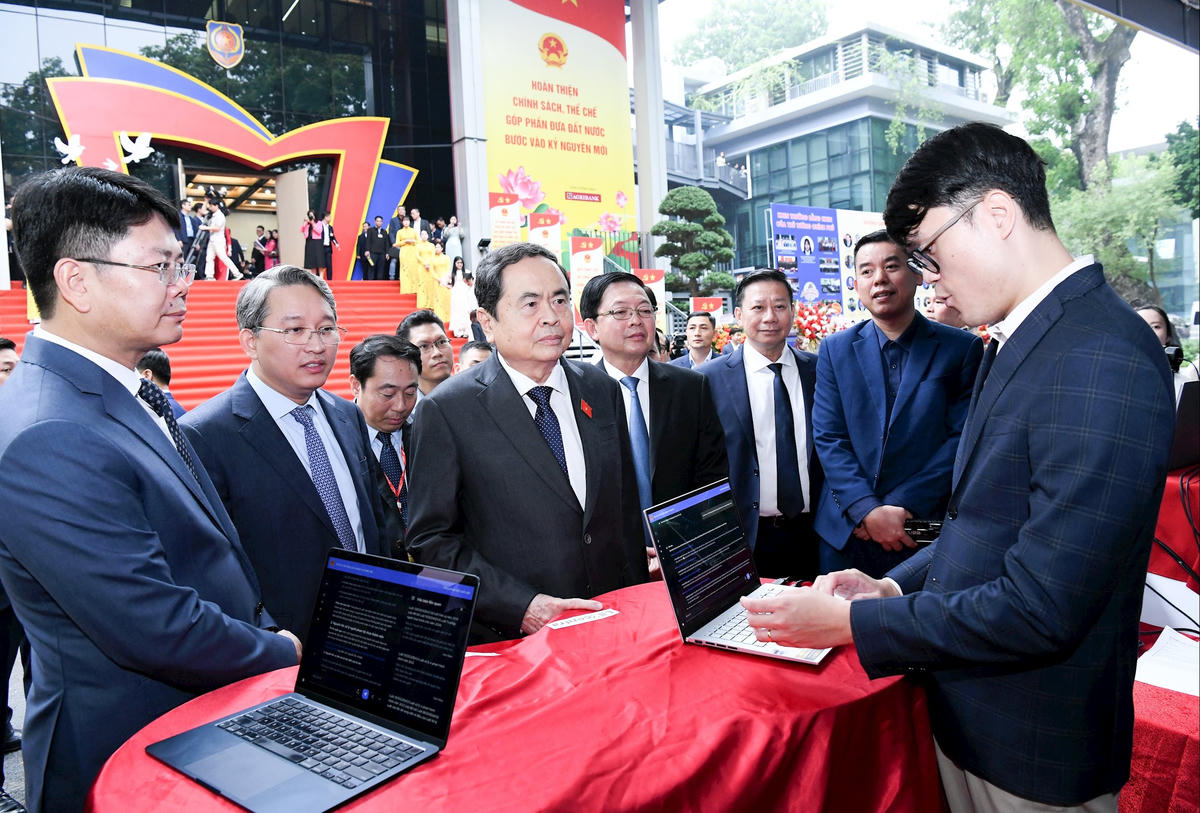 Chủ tịch Quốc hội Trần Thanh Mẫn nghe giới thiệu nền tảng Trợ lý pháp lý AI tại trụ sở Bộ Tư pháp. Ảnh: Lâm Hiển