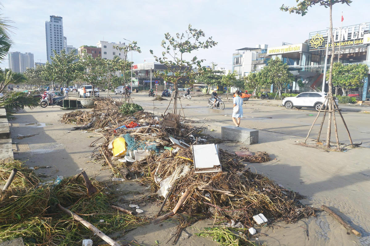 Rác theo sóng lớn đánh lên bờ. Ảnh: Nguyễn Tú.