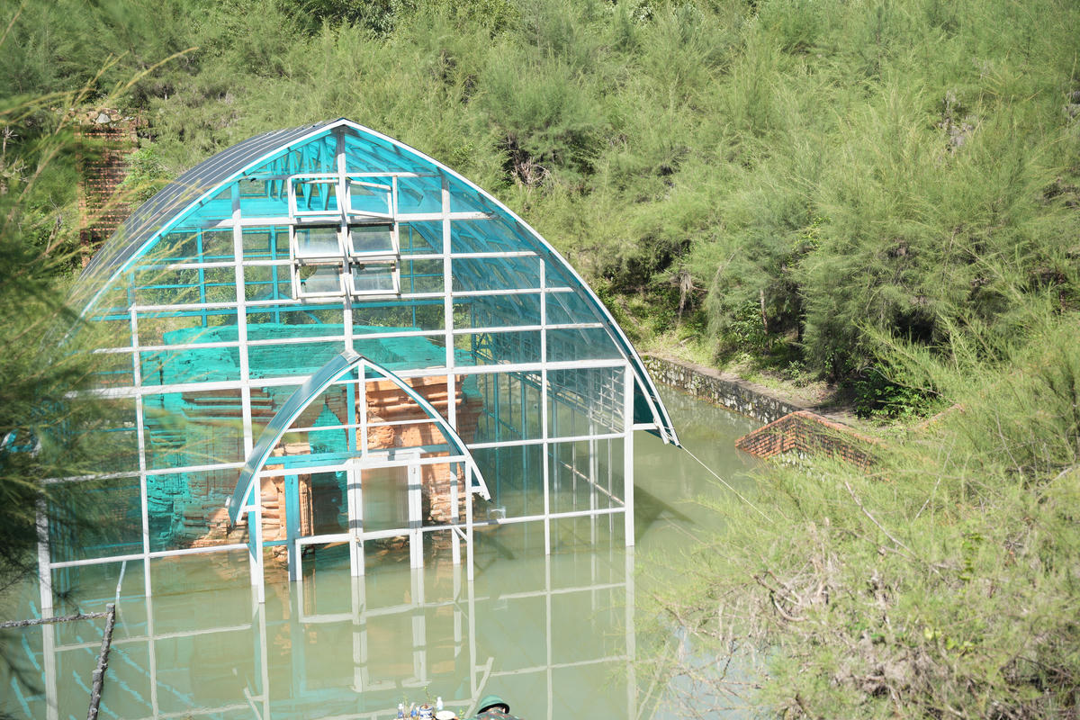 Di tích tháp Chăm bị ngập trong nước do mưa lũ. Ảnh: N.M.