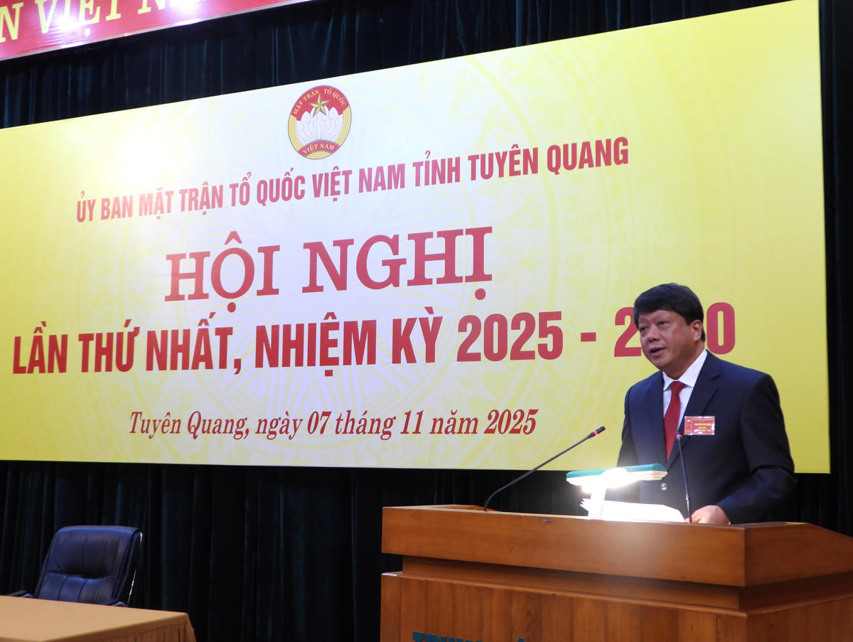 Ông Hà Trung Kiên, Ủy viên Ban Thường vụ Tỉnh ủy, Phó Chủ tịch Thường trực Ủy ban MTTQ Việt Nam tỉnh Tuyên Quang phát biểu tại hội nghị. Ảnh: Đ.S.