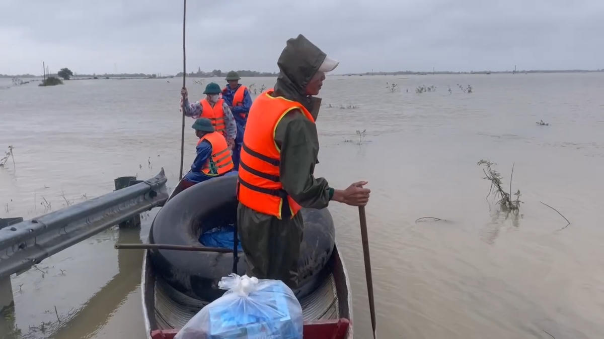 Để đảm bảo an toàn trong quá trình vận chuyển người, hàng hóa trong thời điểm mưa lụt, xã Nam Hải Lăng đã đề nghị cơ quan có thẩm quyền tại tỉnh Quảng Trị trang bị 5 chiếc ghe cho 5 vùng Càng trên địa bàn xã, mỗi ghe trị giá khoảng 80 triệu đồng. Ảnh: NDCC.