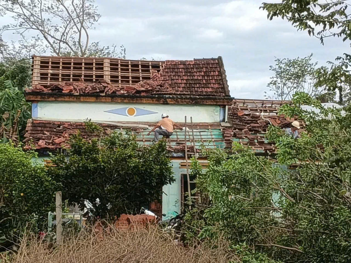 Một số nhà dân ở phường Bàn Thạch, TP Đà Nẵng bị tốc mái. Ảnh: CV.