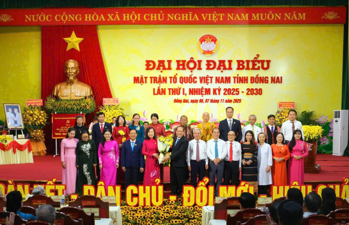 Ông Hoàng Công Thủy - Phó Chủ tịch UBTƯ MTTQ Việt Nam tặng hoa chúc mừng Đoàn đại biểu MTTQ Việt Nam tỉnh Đồng Nai dự Đại hội đại biểu toàn quốc MTTQ Việt Nam, nhiệm kỳ 2026 - 2031. Ảnh: N.T