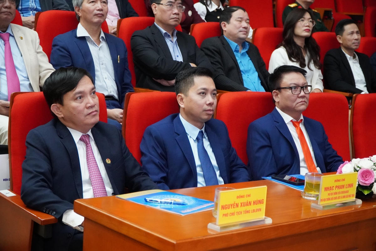 Các đại biểu tham dự buổi lễ.