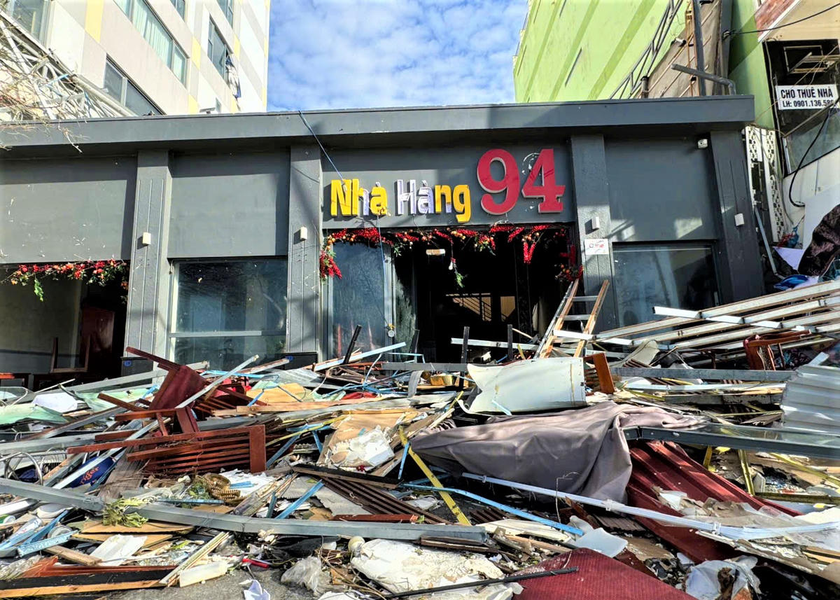 Bão số 13 quét qua phường Quy Nhơn nhiều tài sản hư hỏng. Ảnh: Tấn Thành.