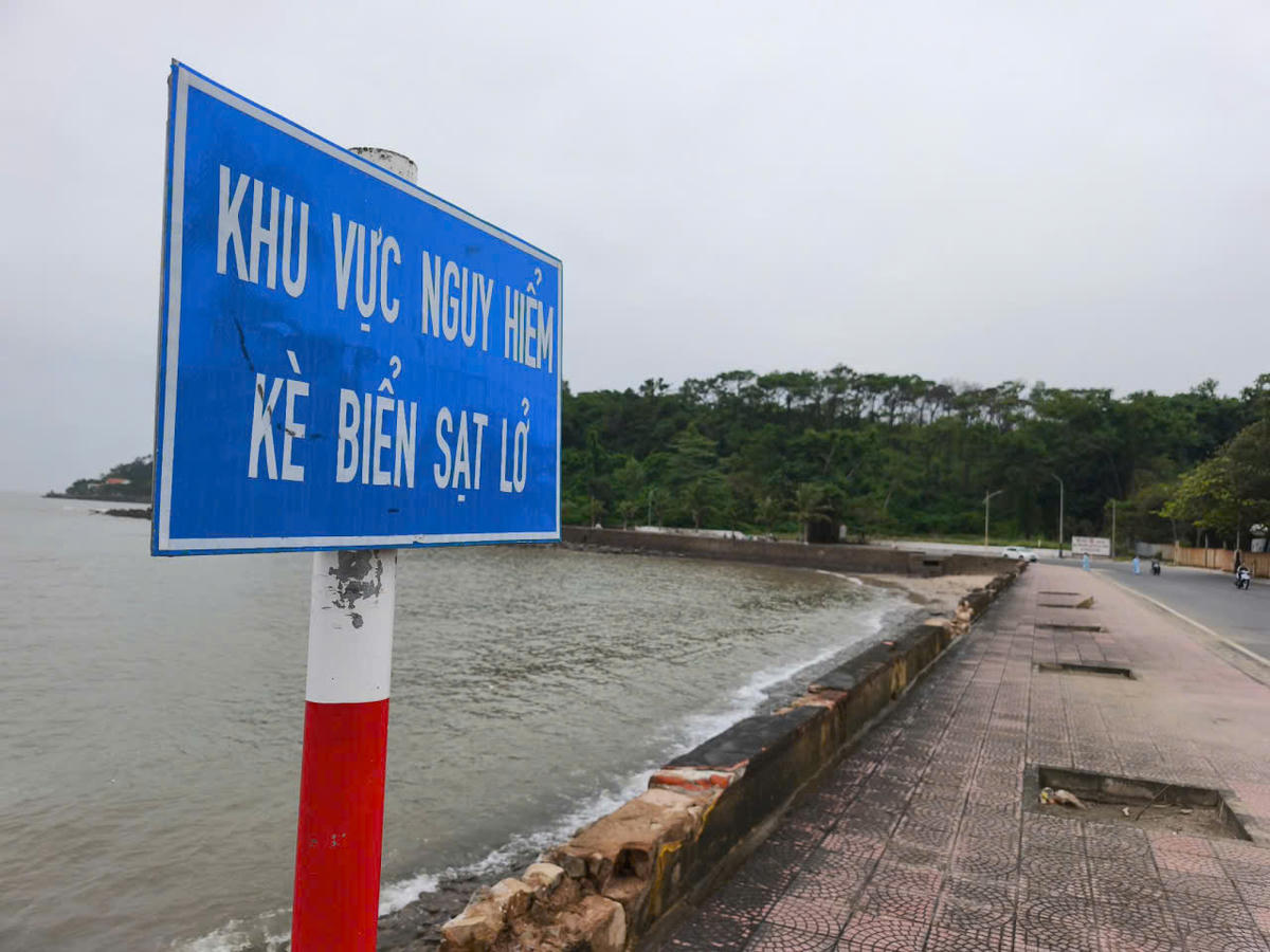 Biển cảnh báo khu vực kè biển sạt lở tại Đồ Sơn. Ảnh: PT.&nbsp;