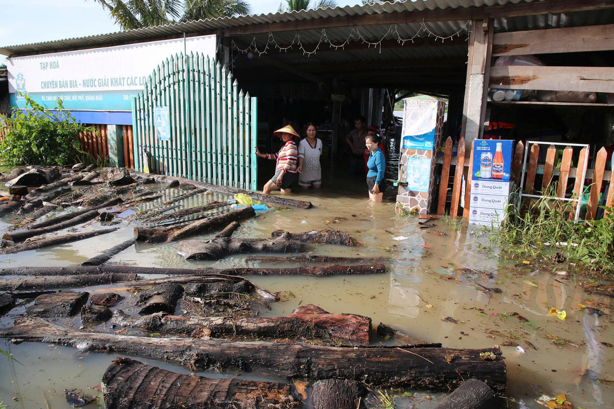 Khó có thể nói hết nỗi đau mất mát của người dân nơi đây. Ảnh: Chí Đại.