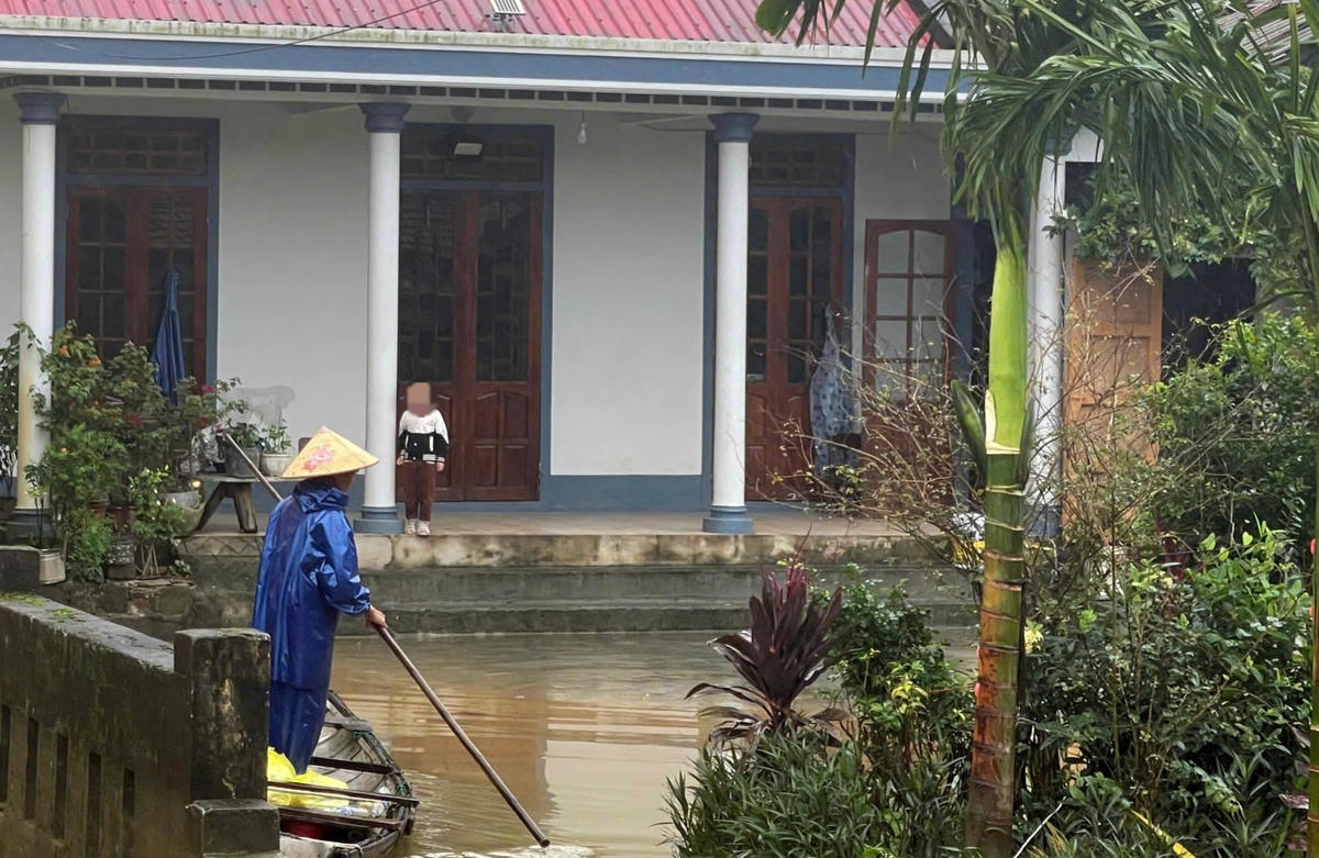 Sống ở vùng thấp trũng, người dân ở đây thường chủ động tích trữ lương thực, nước uống… tuy nhiên, lần này ngập úng kéo dài khiến nhiều hộ vẫn gặp khó khăn, thiếu hụt lương thực, nước sạch. Ảnh: NDCC.