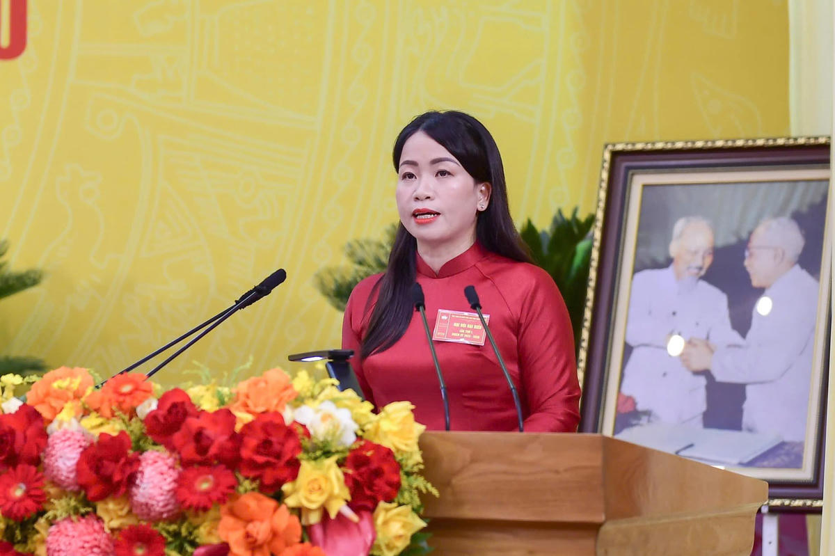 Phó Chủ tịch Ủy ban MTTQ Việt Nam tỉnh Tuyên Quang Trần Thị Hoàn&nbsp;báo cáo kiểm điểm hoạt động của Ủy ban và Ban Thường trực Ủy ban MTTQ Việt Nam tỉnh Tuyên Quang tại Đại hội. Ảnh: X.T.