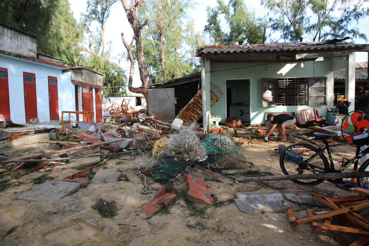 Cảnh tượng nhà cửa ở khu dân cư Châu Me sau bão thật sự kinh hoàng. Ảnh: Tấn Thành.