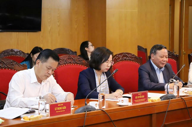  Đại biểu tham dự cuộc làm việc.