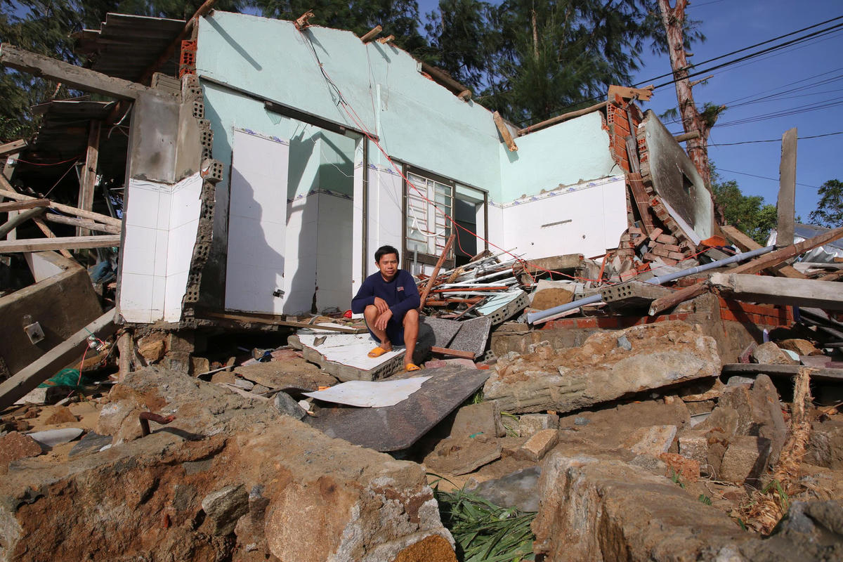 Ông  Hồ Tỏ người dân phố Châu Me đàu buồn với cảnh nhà cửa không còn sau bão số 13. Ảnh Tấn Thành.