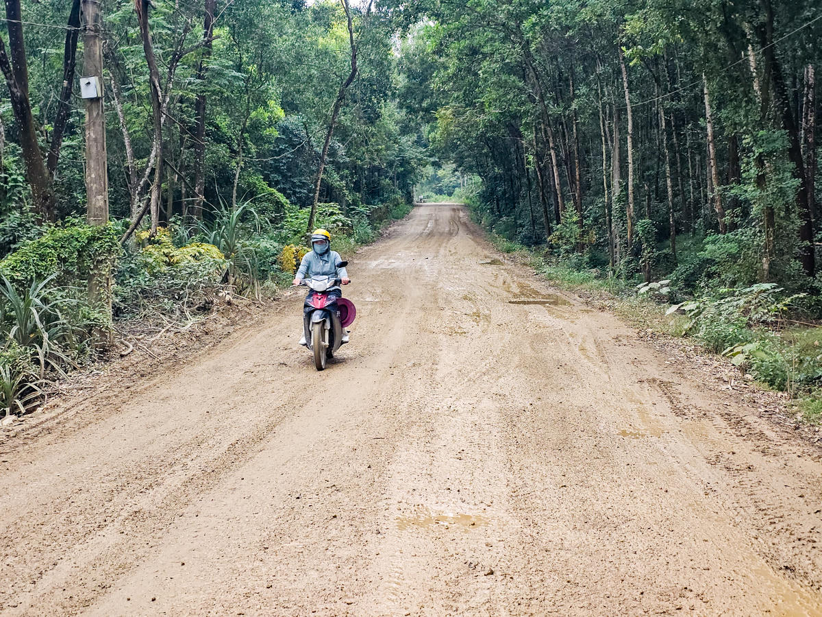 Để khắc phục tạm thời, chính quyền xã Biện Thượng kêu gọi doanh nghiệp đổ đất, khắc phục các điểm xuống cấp. Ảnh: Đình Minh
