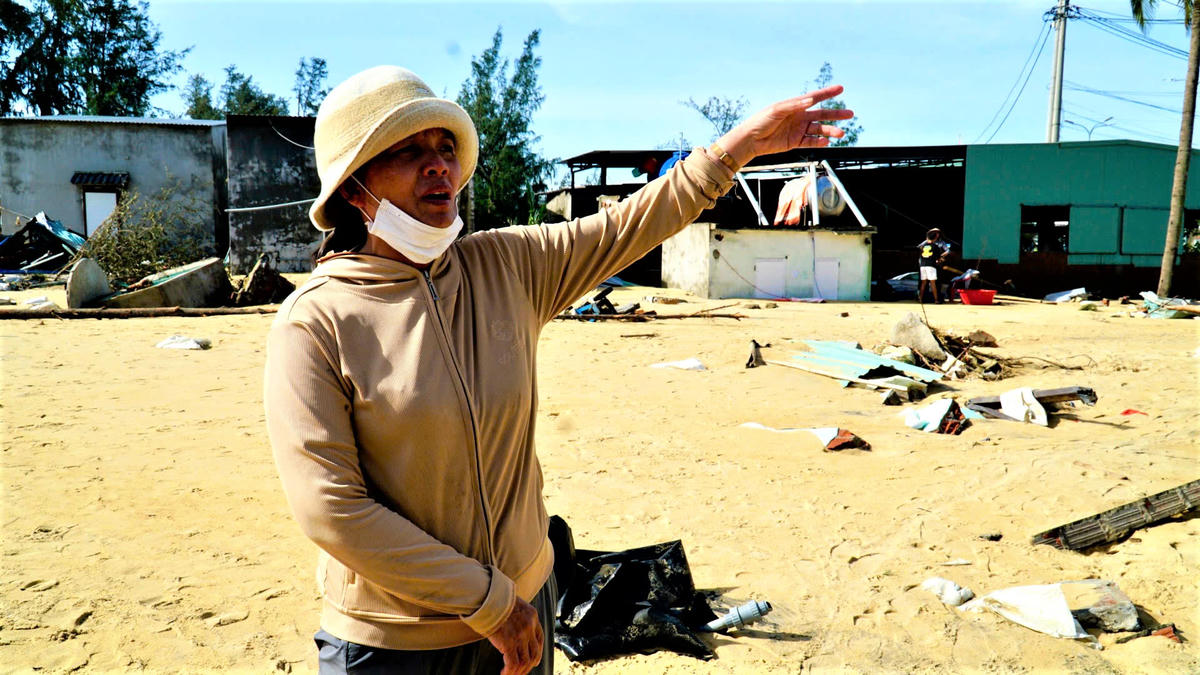 Bà Phan Thị Nhường chia sẻ về cơn bão số 13 quét qua địa phương. Ảnh: Chí Đại.