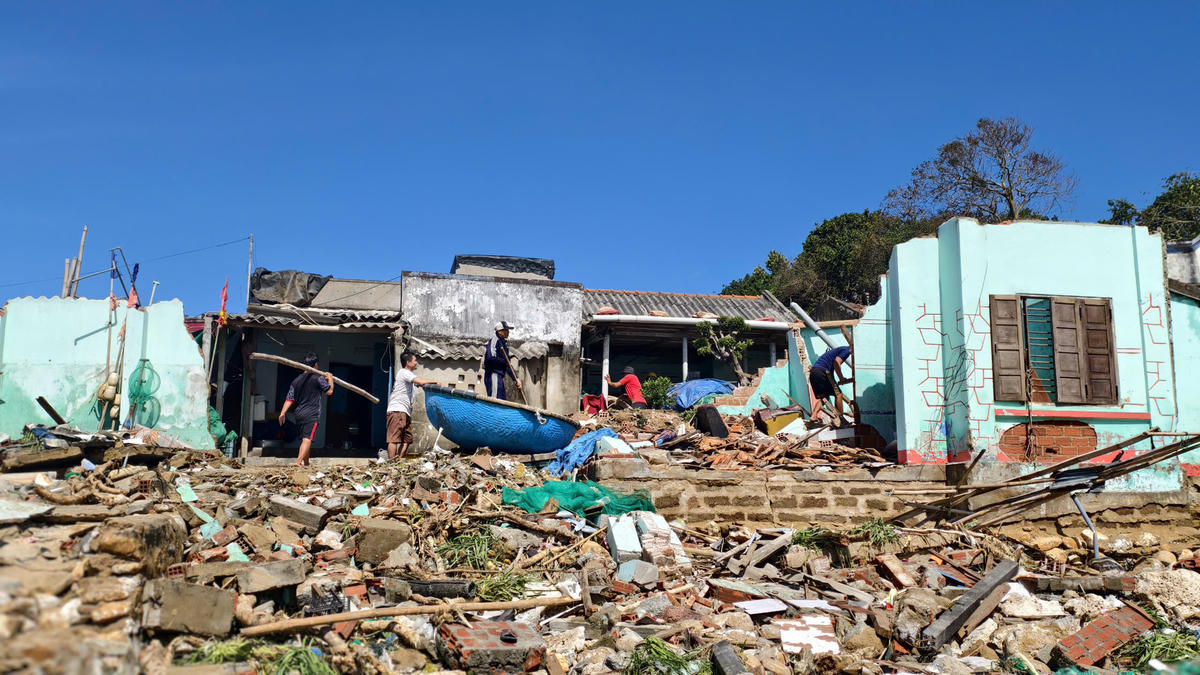 Người dân&nbsp;chài Xuân Thạnh dọn dẹp nhà cửa hư hỏng sau bão số 13. Ảnh: Đình Sang.